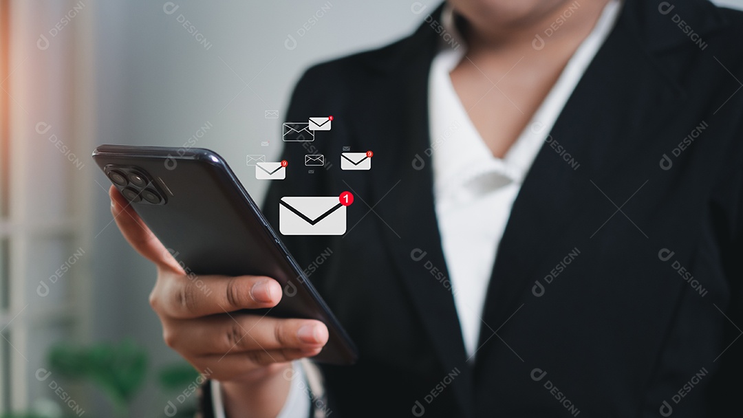 Empresário verificando e-mail no celular. Novas ideias de notificação por e-mail para comunicação por e-mail comercial e marketing digital