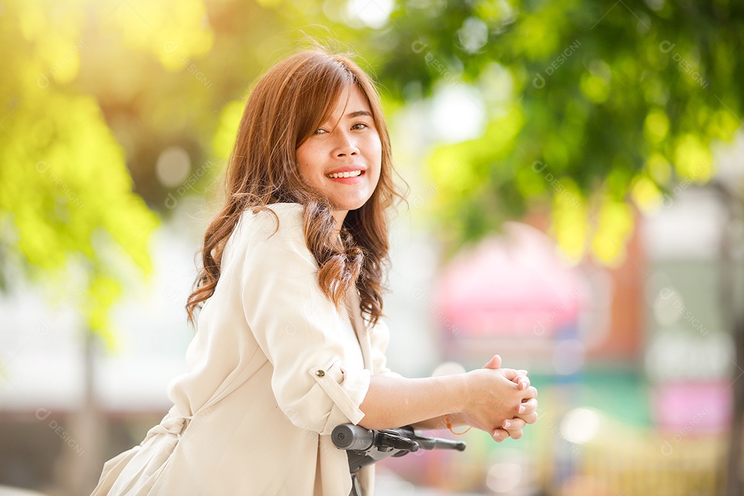 Senhora elegante de terno anda de scooter elétrica para trabalhar