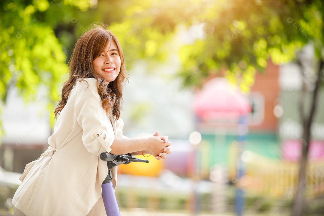 Senhora elegante de terno anda de scooter elétrica para trabalhar