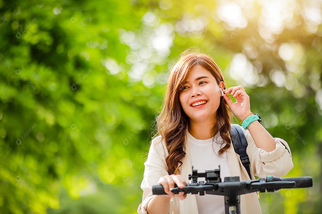 Senhora elegante de terno anda de scooter elétrica para trabalhar