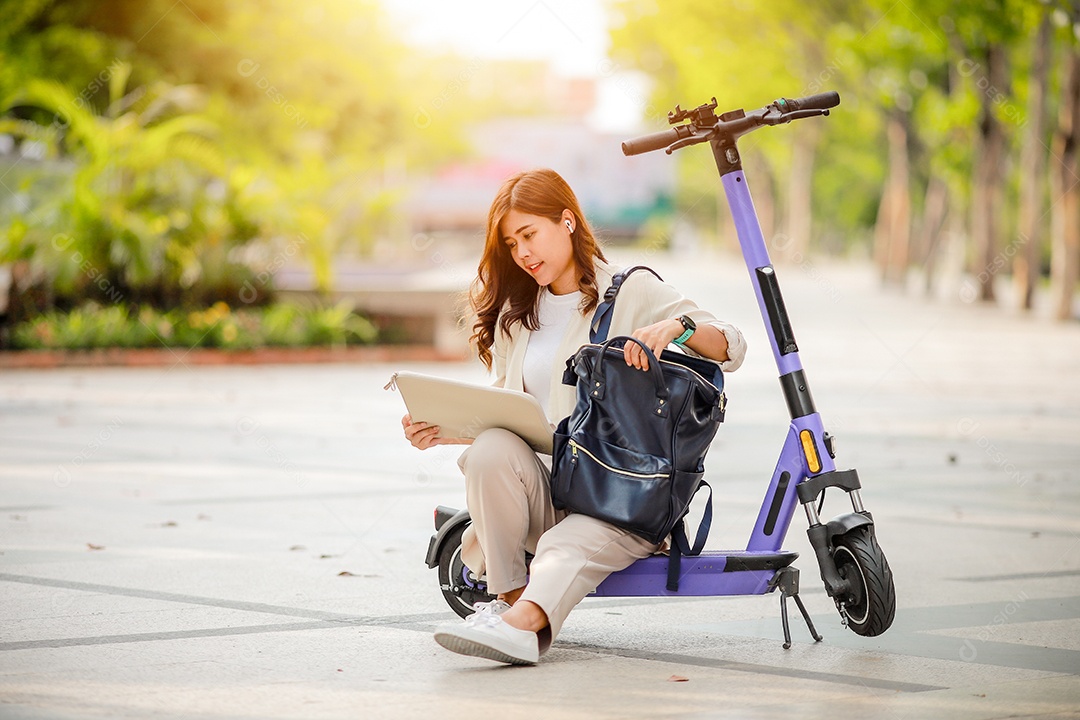 Senhora elegante de terno anda de scooter elétrico
