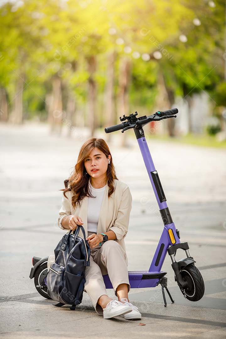 Senhora elegante de terno anda de scooter elétrico