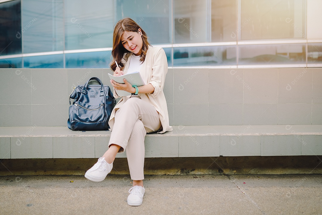 Elegante mulher de negócios segurando documentos na mão