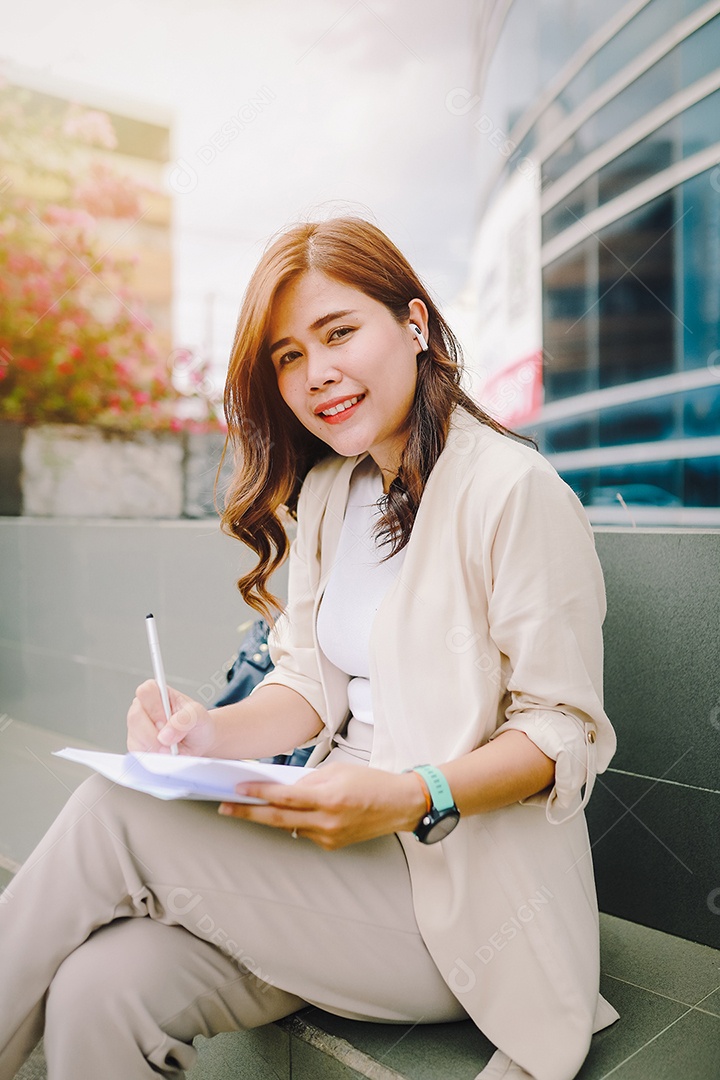 Elegante mulher de negócios segurando documentos na mão
