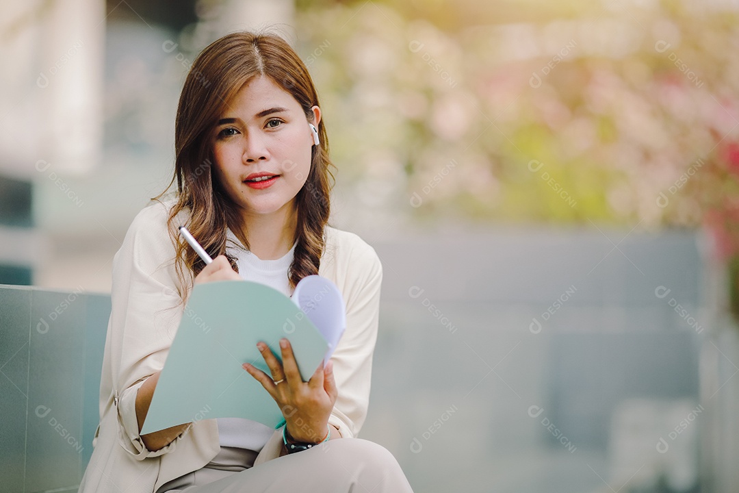 Senhora elegante de terno anda de scooter elétrico