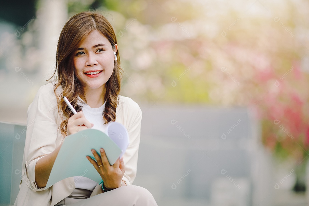 Elegante mulher de negócios segurando documentos na mão