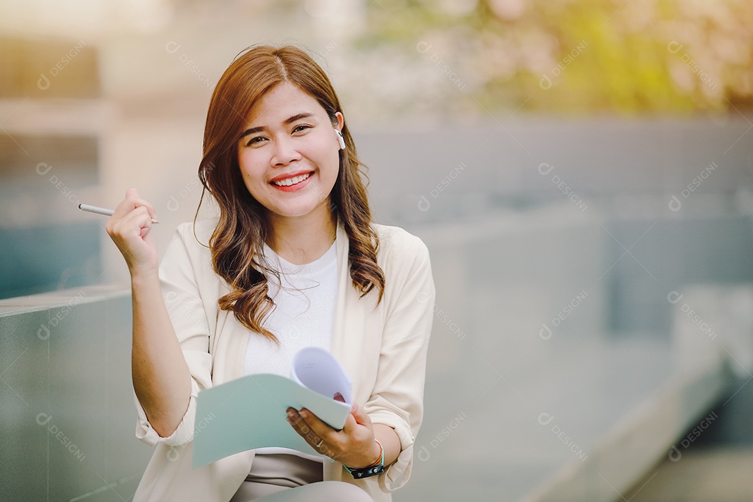 Elegante mulher de negócios segurando documentos na mão