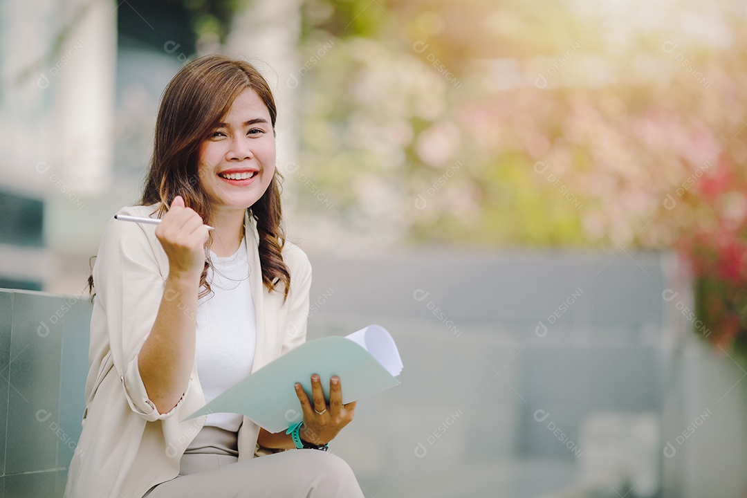 Elegante mulher de negócios segurando documentos na mão