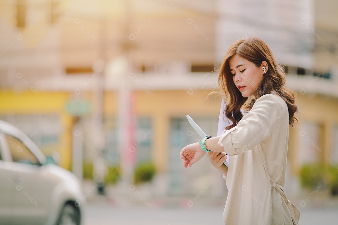 Elegante mulher de negócios segurando documentos na mão
