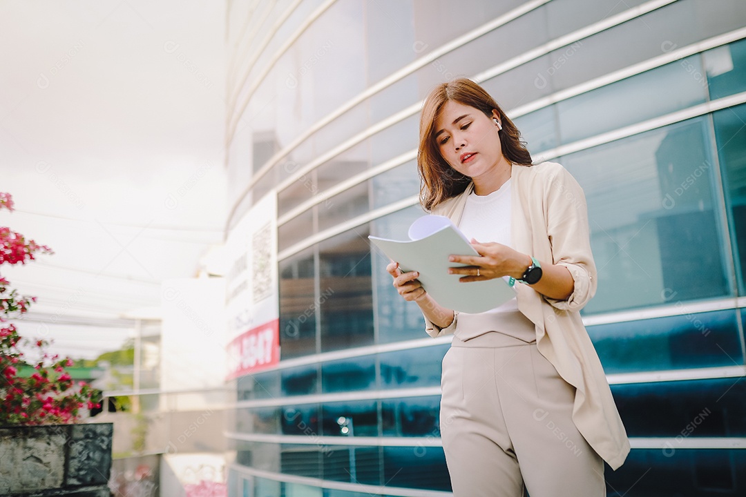 Elegante mulher de negócios segurando documentos na mão