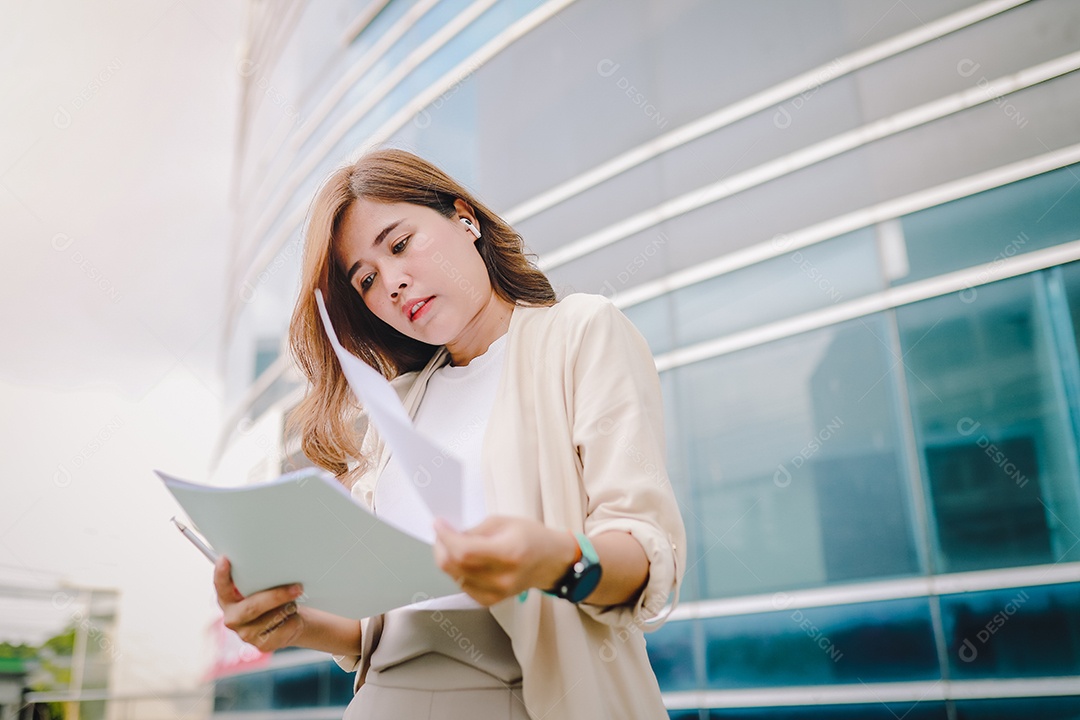 Elegante mulher de negócios segurando documentos na mão