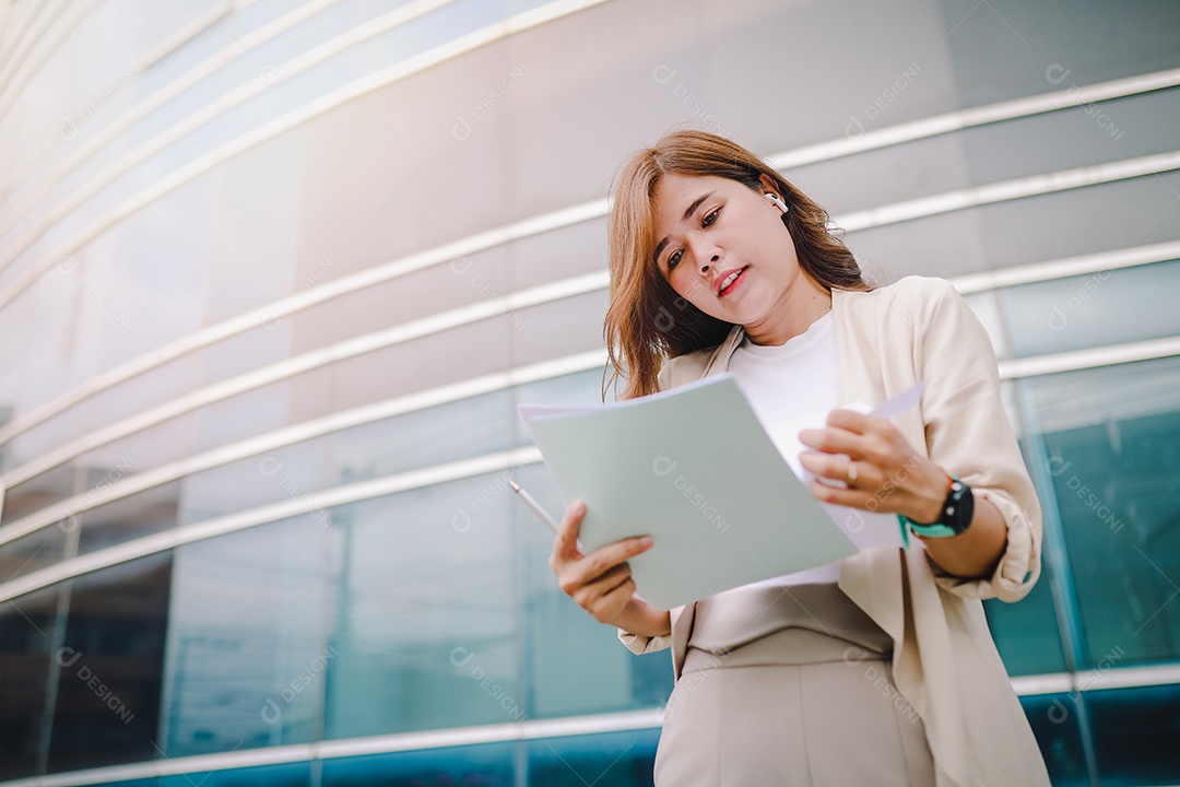 Elegante mulher de negócios segurando documentos na mão