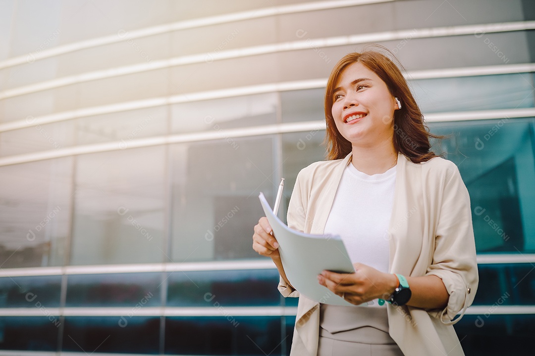 Elegante mulher de negócios segurando documentos na mão