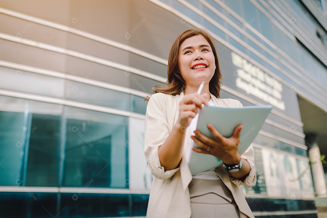 Elegante mulher de negócios segurando documentos na mão