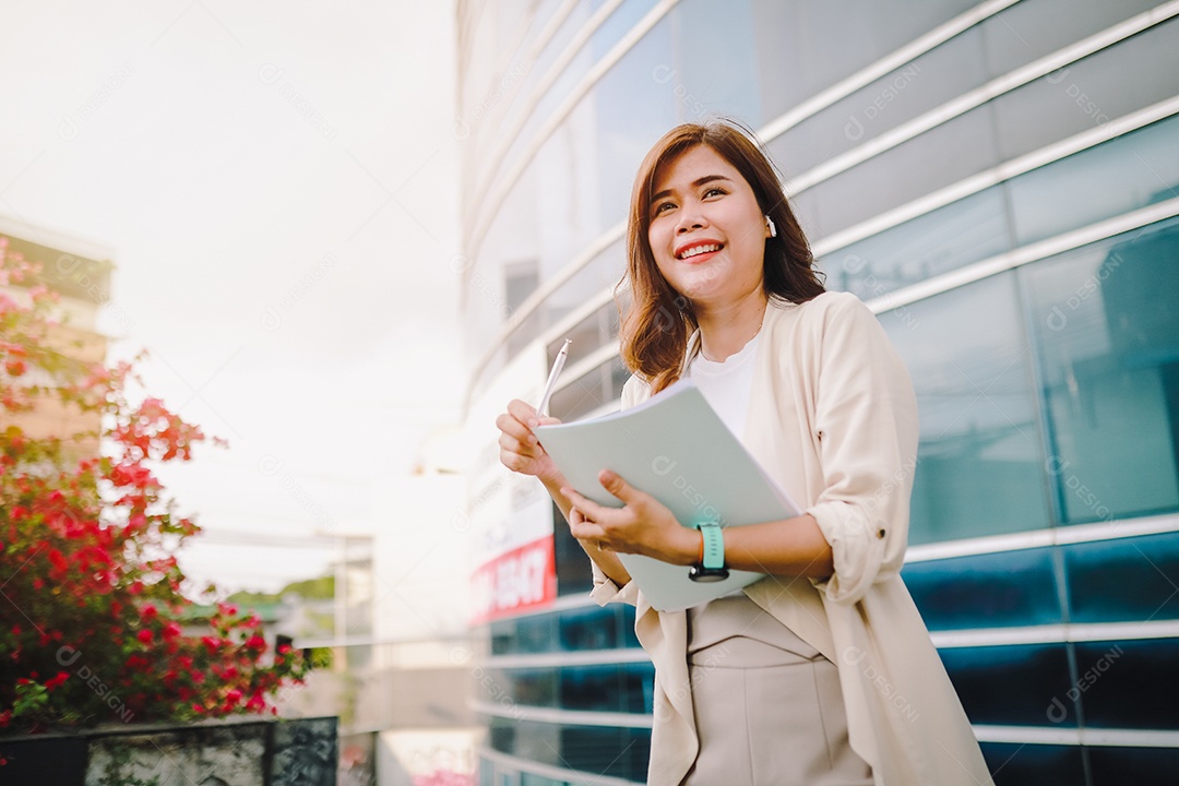 Elegante mulher de negócios segurando documentos na mão