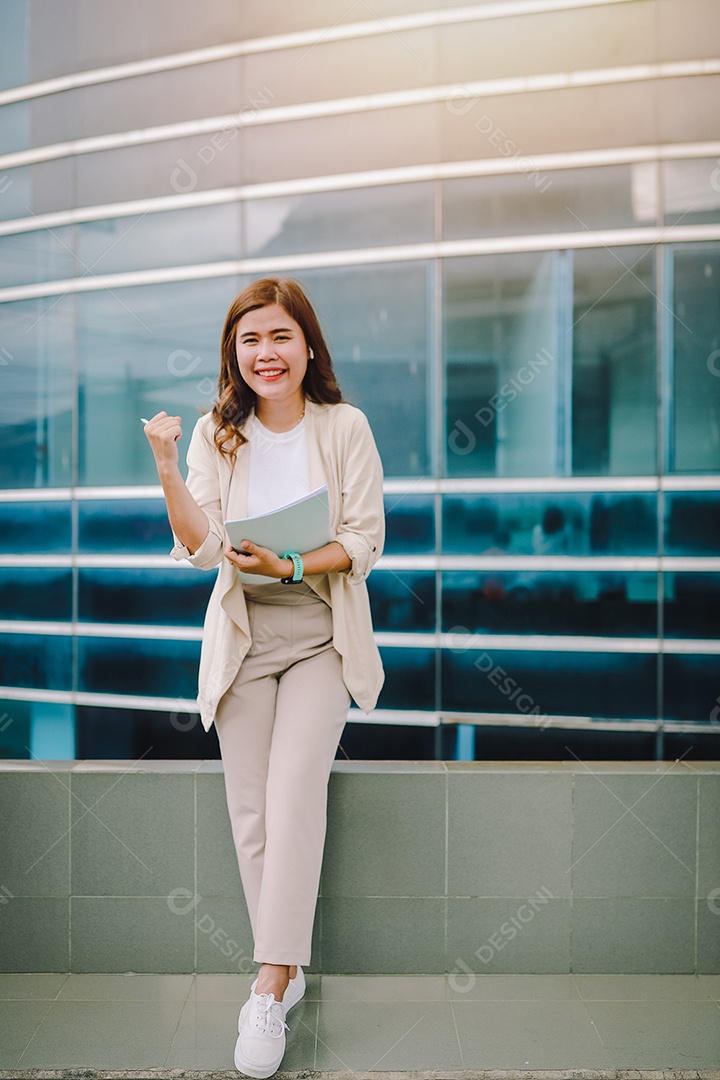 Elegante mulher de negócios segurando documentos na mão