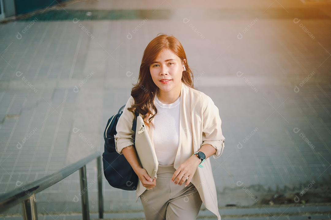 Elegante mulher de negócios segurando documentos na mão