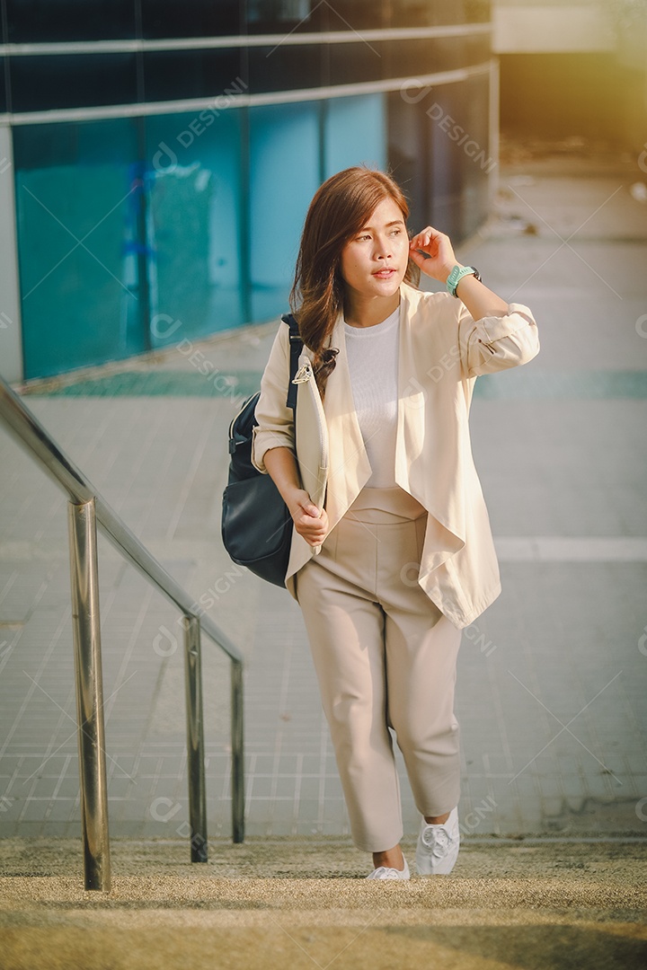 Elegante mulher de negócios segurando documentos na mão