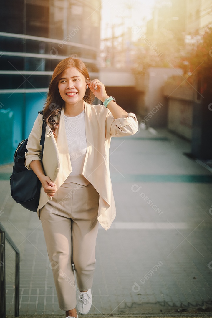 Elegante mulher de negócios segurando documentos na mão