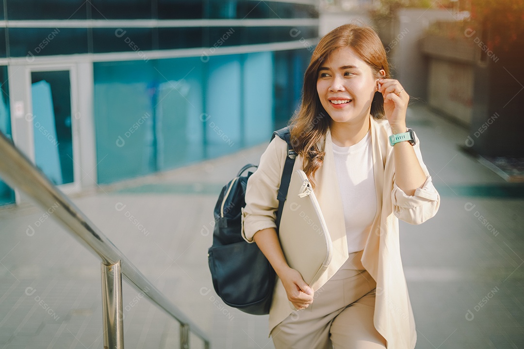 Elegante mulher de negócios segurando documentos na mão