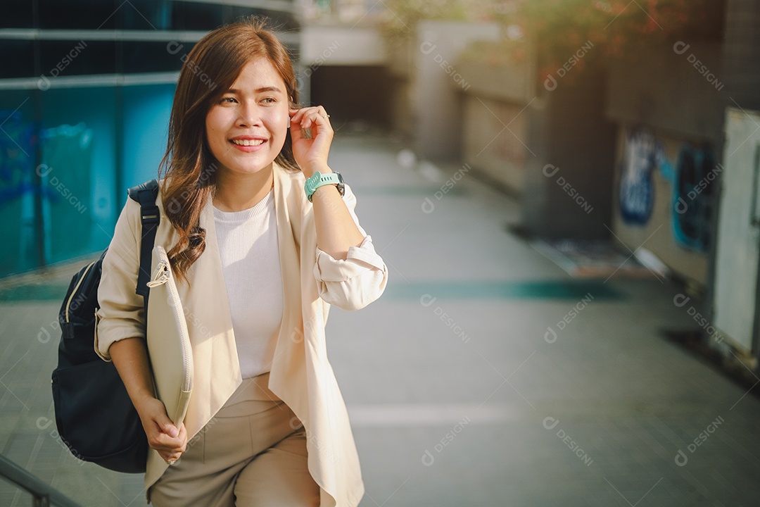 Elegante mulher de negócios segurando documentos na mão