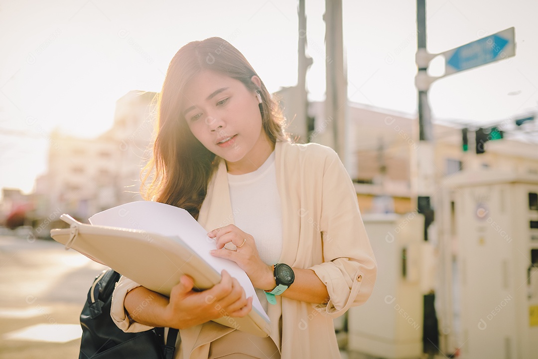 Elegante mulher de negócios segurando documentos na mão