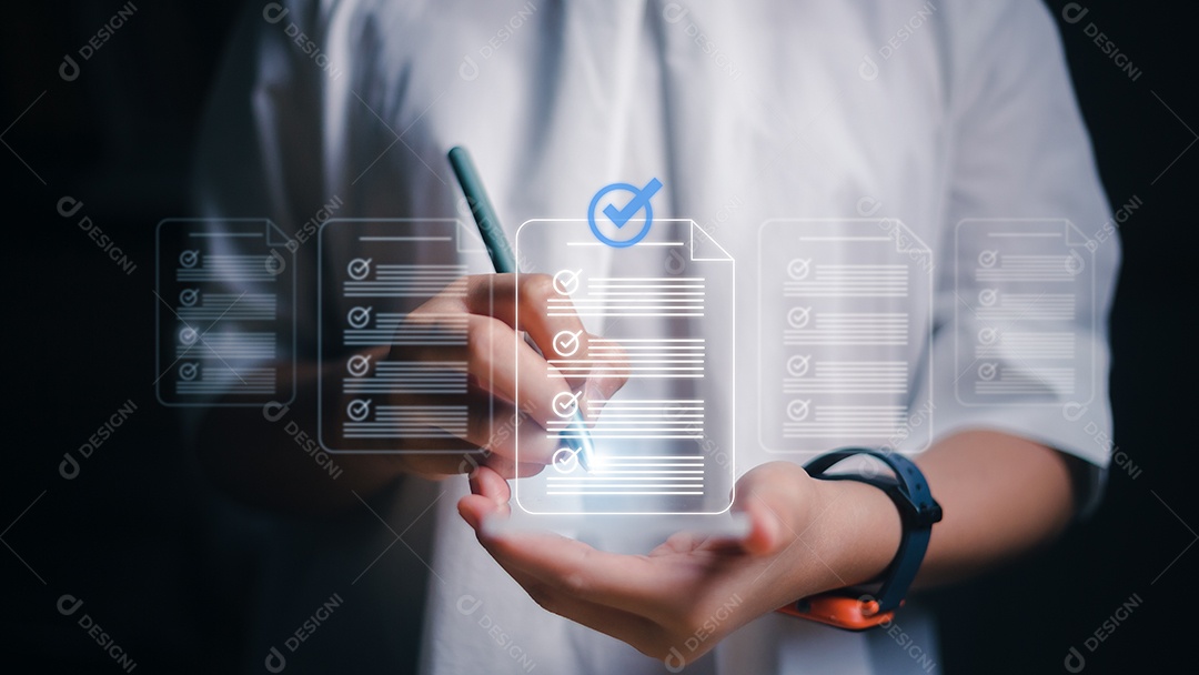 Mulheres usando smartphones com telas virtuais e documentos para aprovação on-line, garantia de qualidade