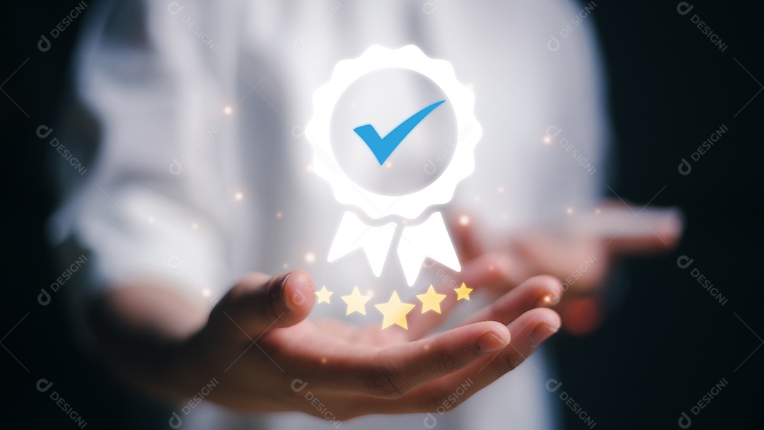 A mão mostra o sinal da garantia de qualidade de serviço superior, garantia, padrões, certificação ISO e conceito de padronização