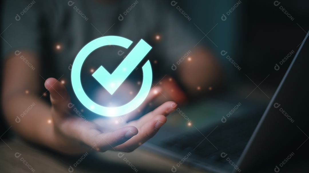 Conceito de tecnologia de negócios de Internet digital. As mulheres escolhem as opções Checkmark, que significa garantia de certificação de controle de qualidade padrão.