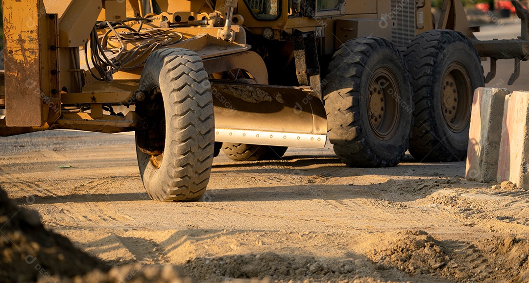 Niveladora de estradas trabalhando em canteiro de obras para manutenção e construção de estradas de terra e cascalho