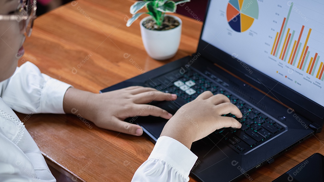 Mão humana trabalhando no computador. conceito de negócio e tecnologia de comunicação