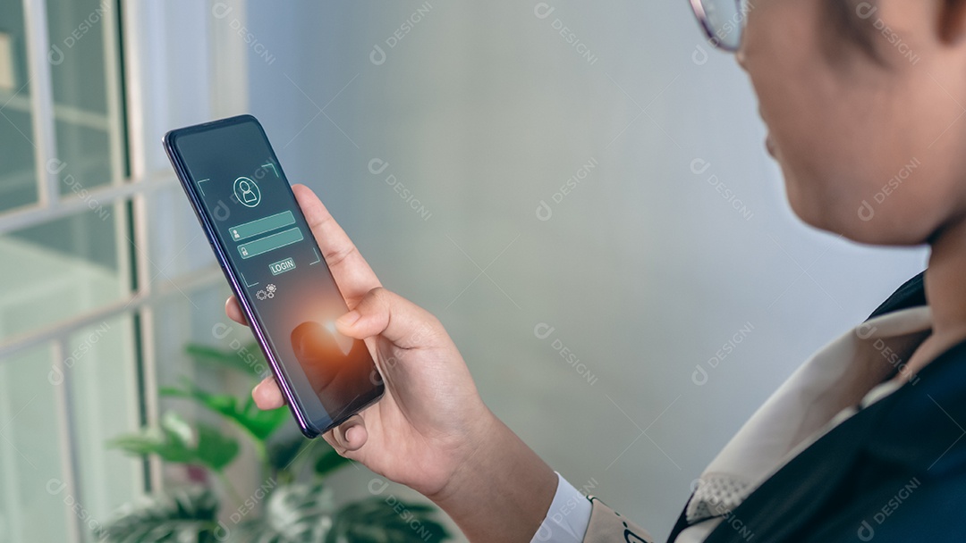 Os dedos das pessoas estão pressionando a tela do telefone. Representa proteção contra hacks externos