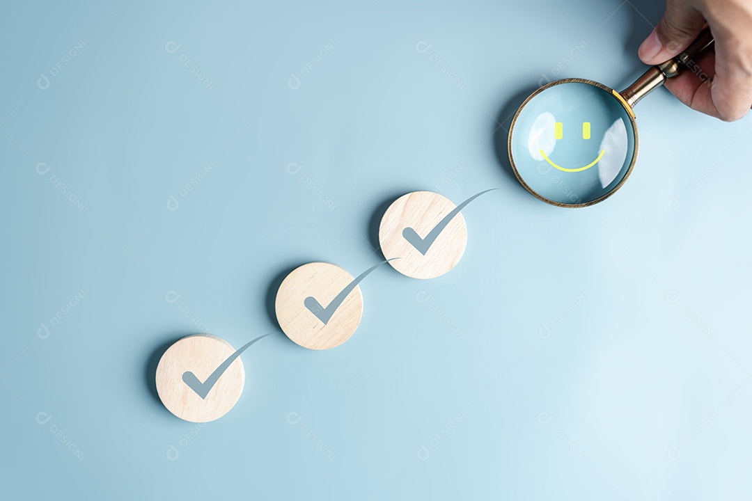 Conceito de verificação de saúde mental. Foco de lupa para rosto de sorriso feliz para o conceito de cuidados médicos.