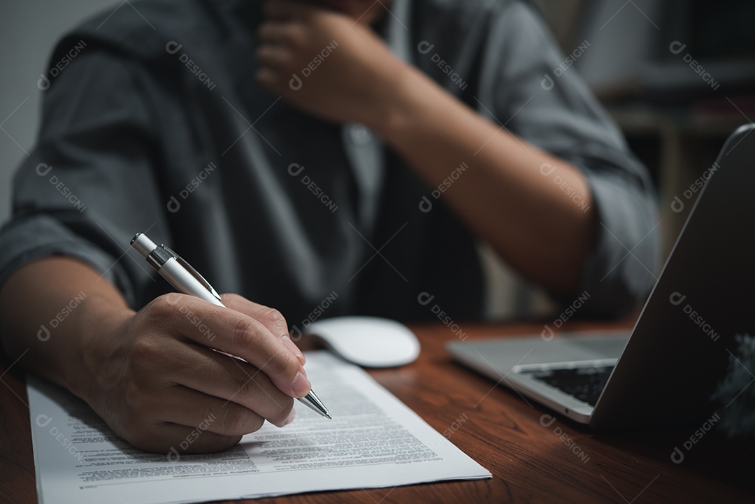 empresário concorda em fazer documento de assinatura de acordo, contrato de venda ou contrato de transação legal na mesa.