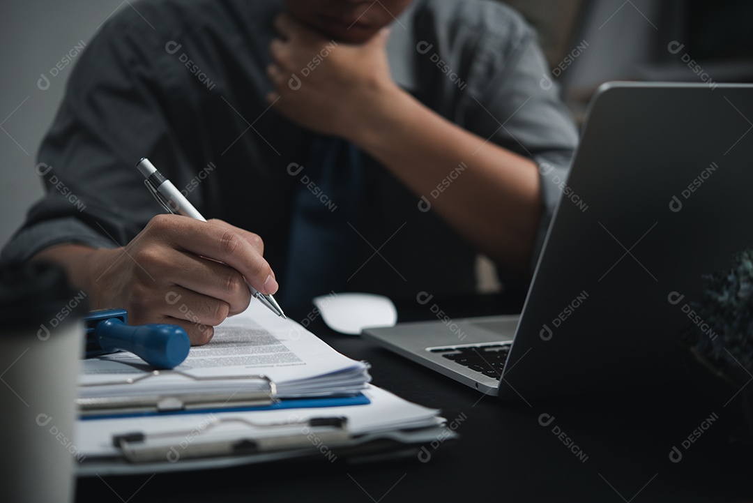 empresário concorda em fazer documento de assinatura de acordo, contrato de venda ou contrato de transação legal na mesa.