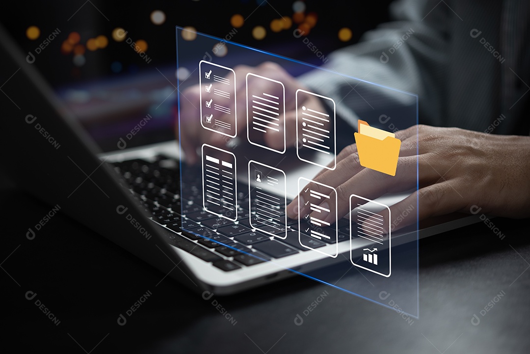 Empresário trabalhando em dados on-line e sistema de documentos em laptop com tela virtual.
