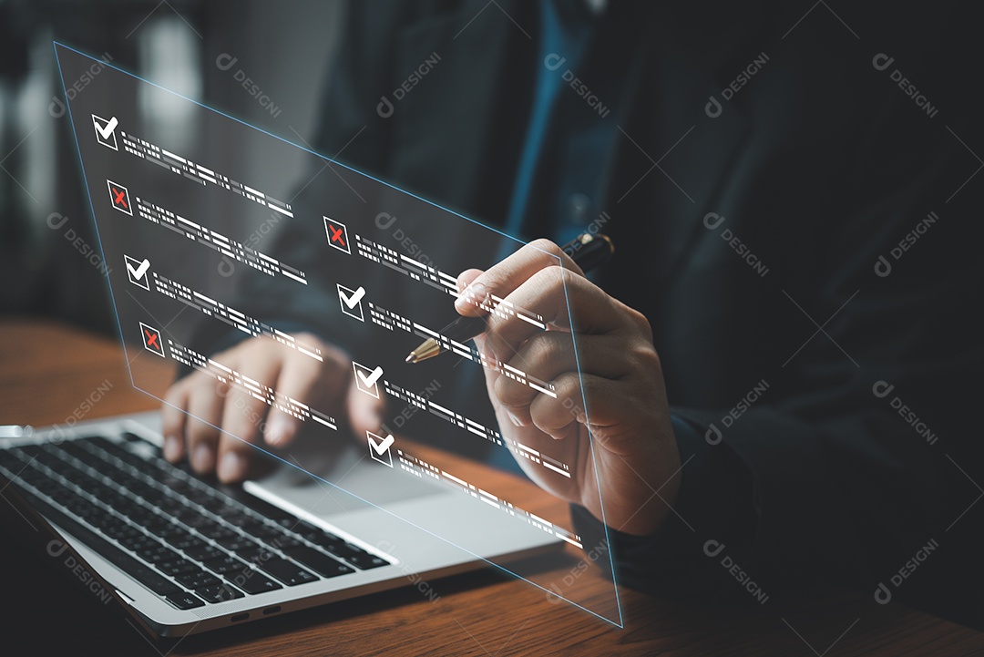 lista de verificação do empresário e documento sobre o conceito de telas virtuais, empresários verificam questionário digital eletrônico, avaliação