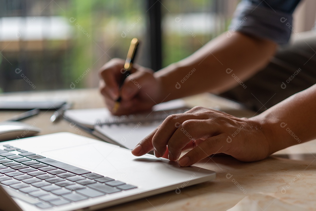 Mãos digitando em um teclado. Empresário trabalhando em novo projeto com notebook, busca de emprego