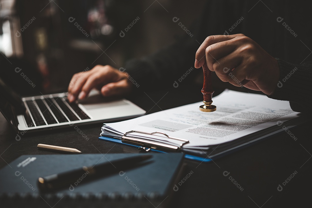 Assinatura de documentos de registro de aprovação carimbo de confirmação de assinatura de ocupação.