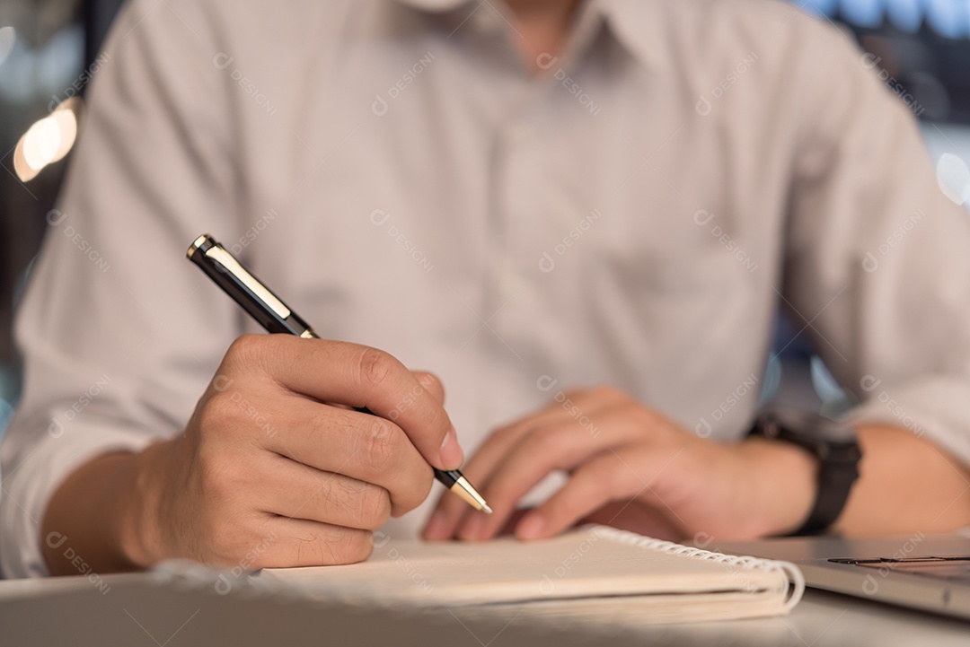 Empresário lendo e escrevendo em book.education estudando desenvolvimento de conhecimento e conceito de aprendizagem cognitiva.