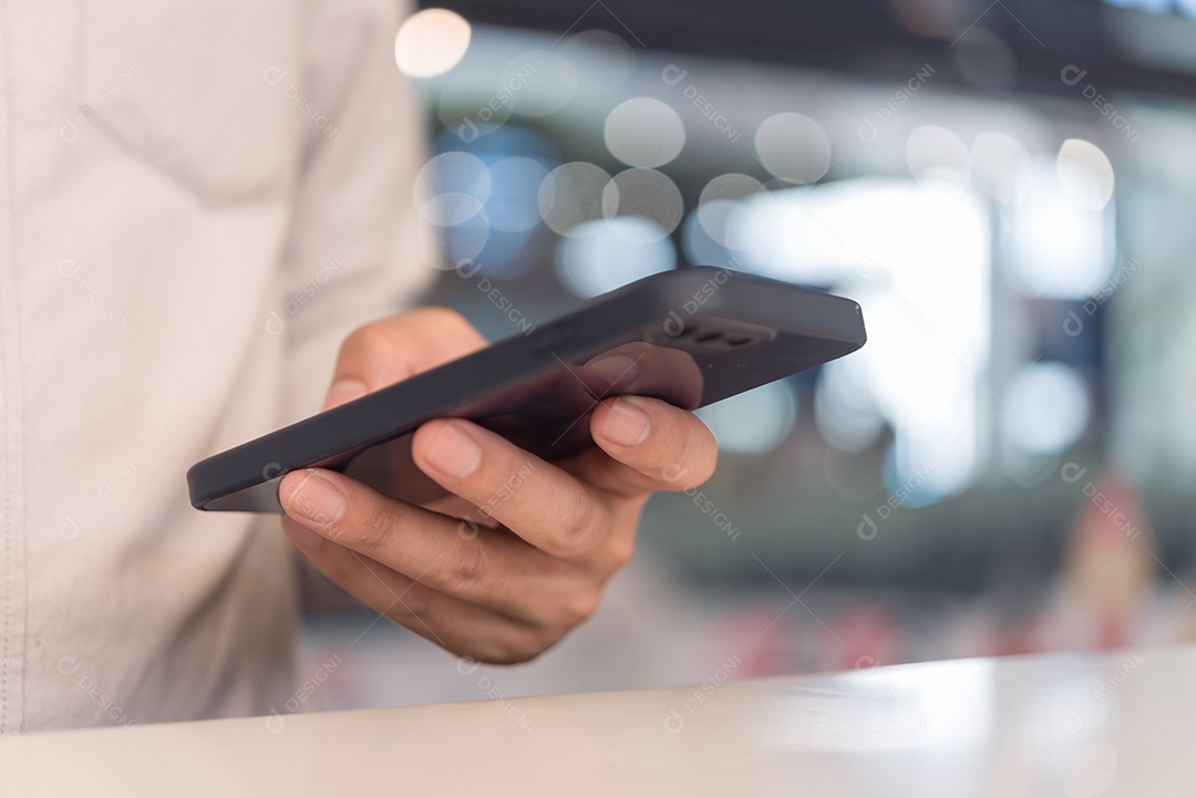 homem usando telefone inteligente móvel. Conceito de comunicações de tecnologia digital.