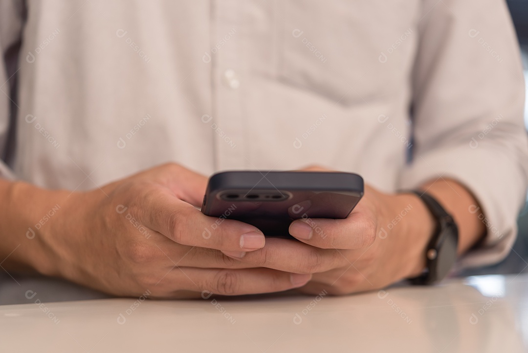 homem usando telefone inteligente móvel. Conceito de comunicações de tecnologia digital.