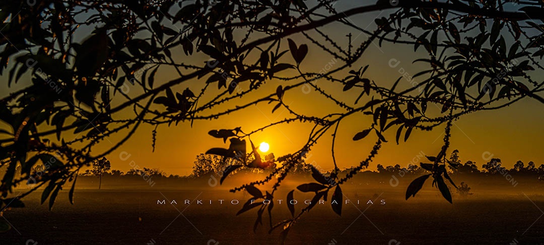 Amanhecer nos campos agrícolas do sul de Santa Catarina