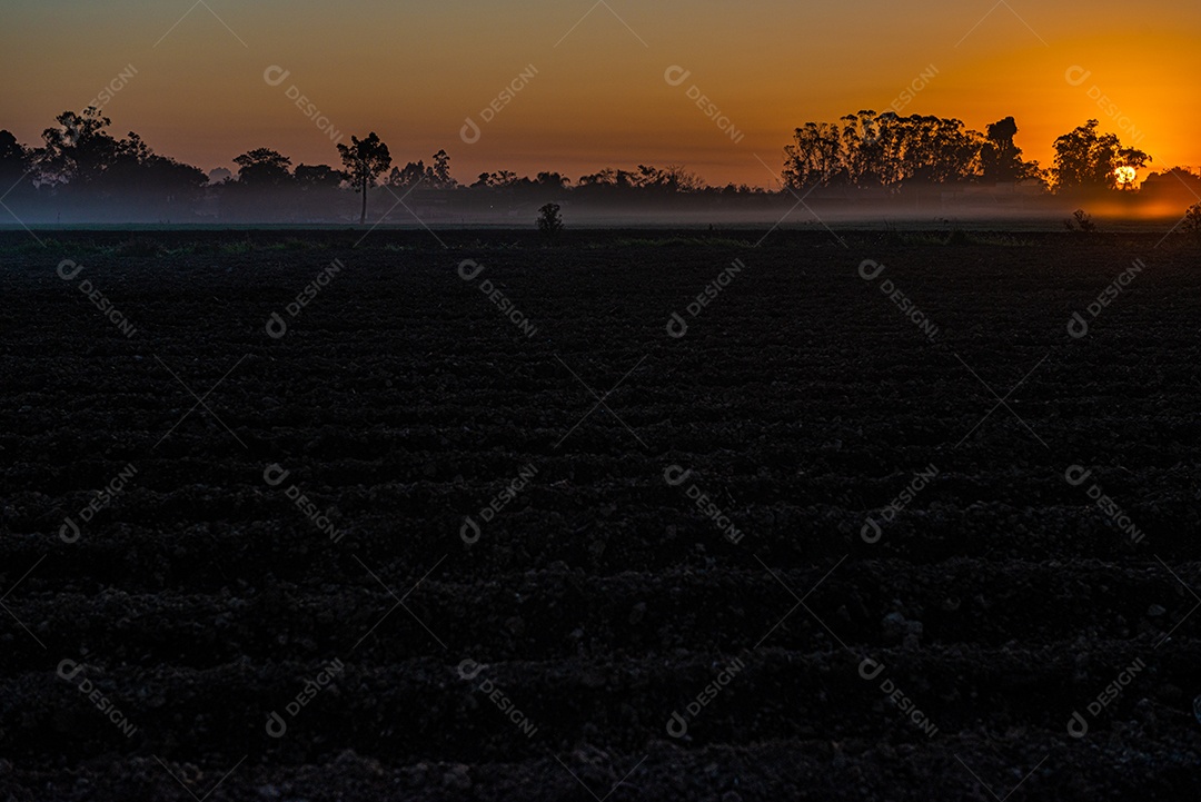 Amanhecer nos campos agrícolas do sul de Santa Catarina