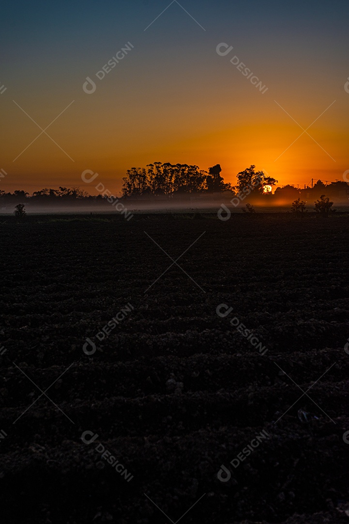 Amanhecer nos campos agrícolas do sul de Santa Catarina
