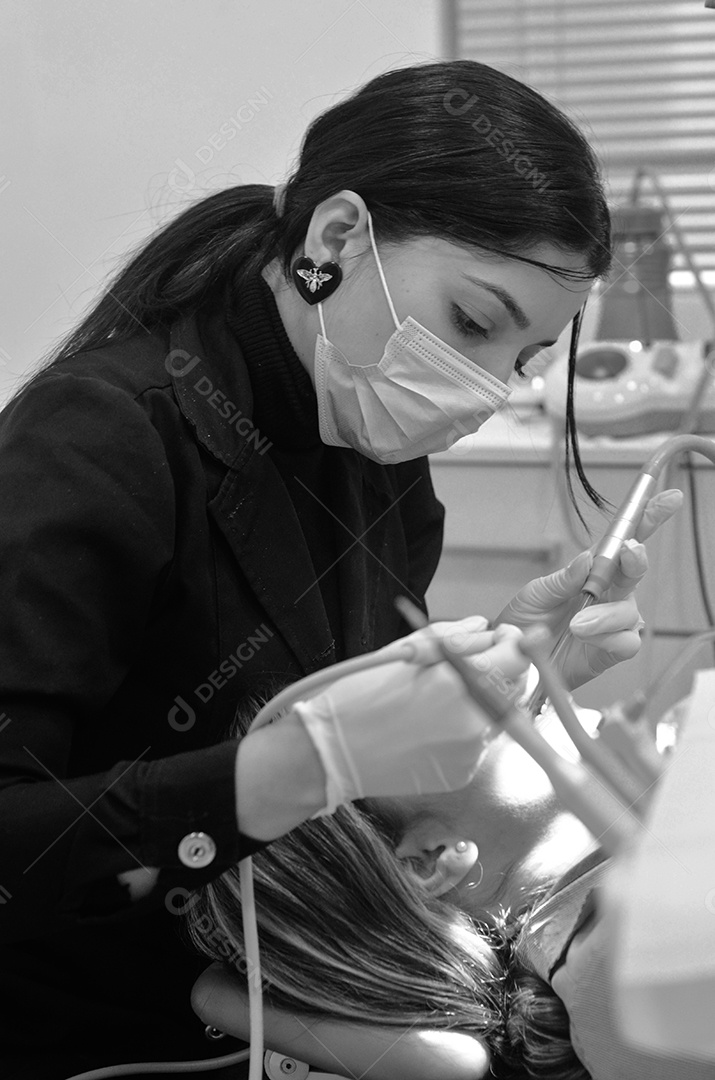 Dentista sobre seu consultorio odontológico