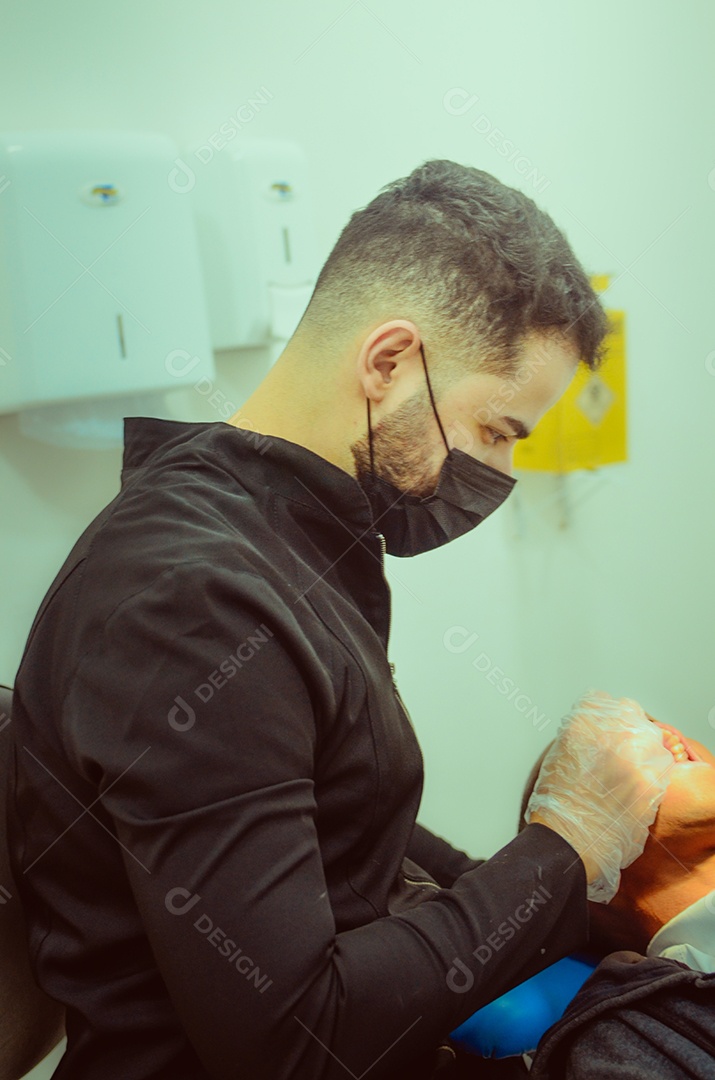 Dentista sobre seu consultorio odontológico