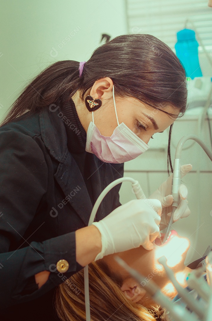Dentista sobre seu consultorio odontológico