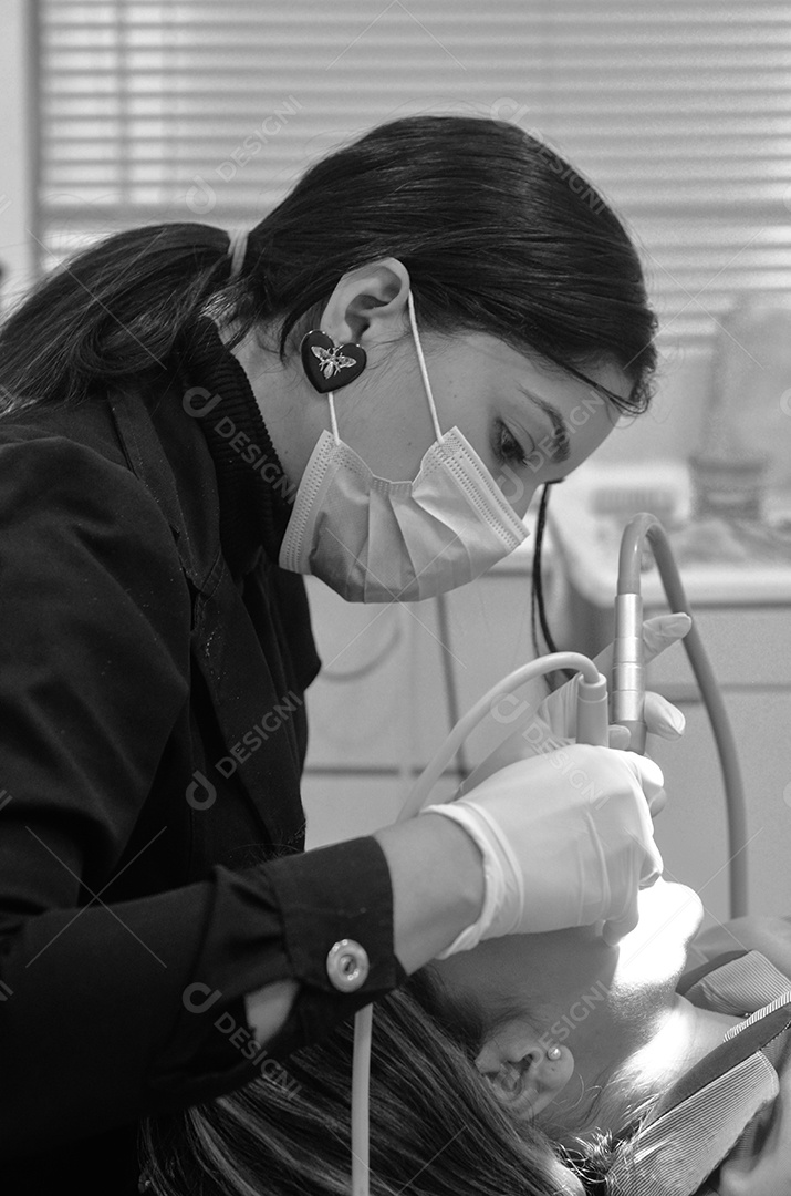 Dentista sobre seu consultorio odontológico