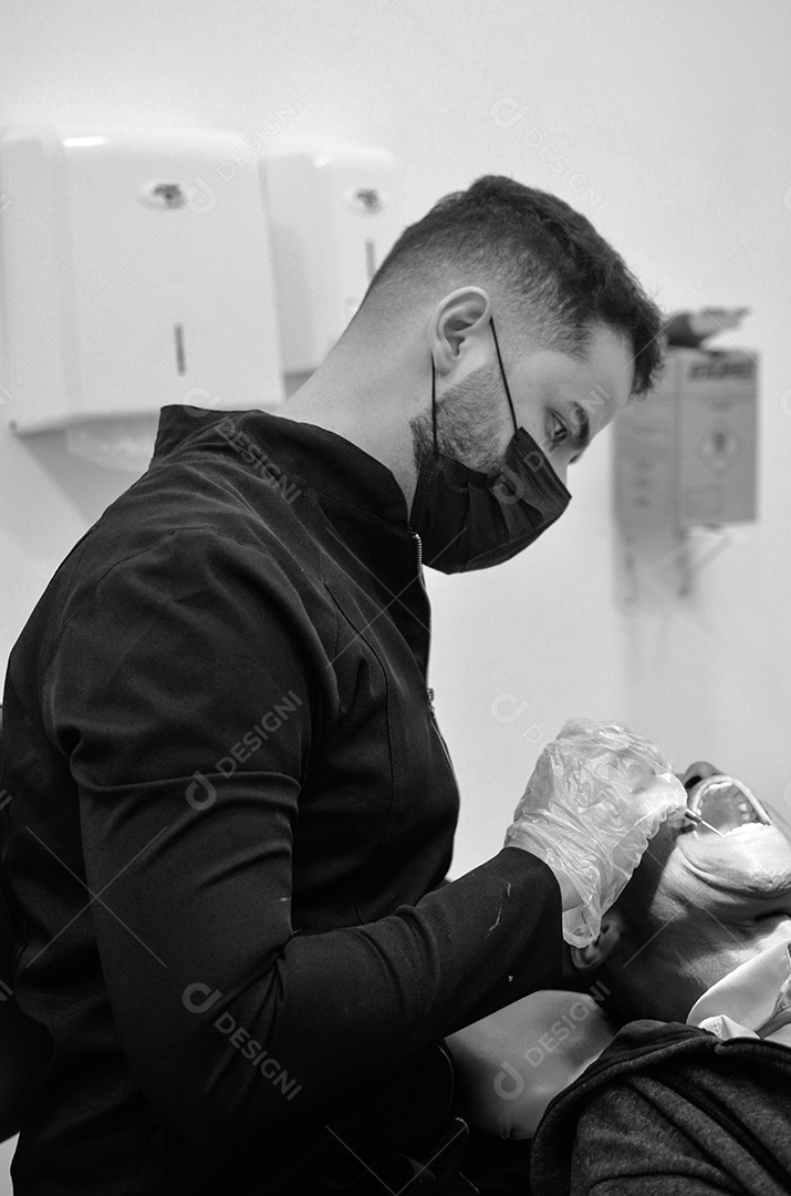 Dentista sobre seu consultorio odontológico